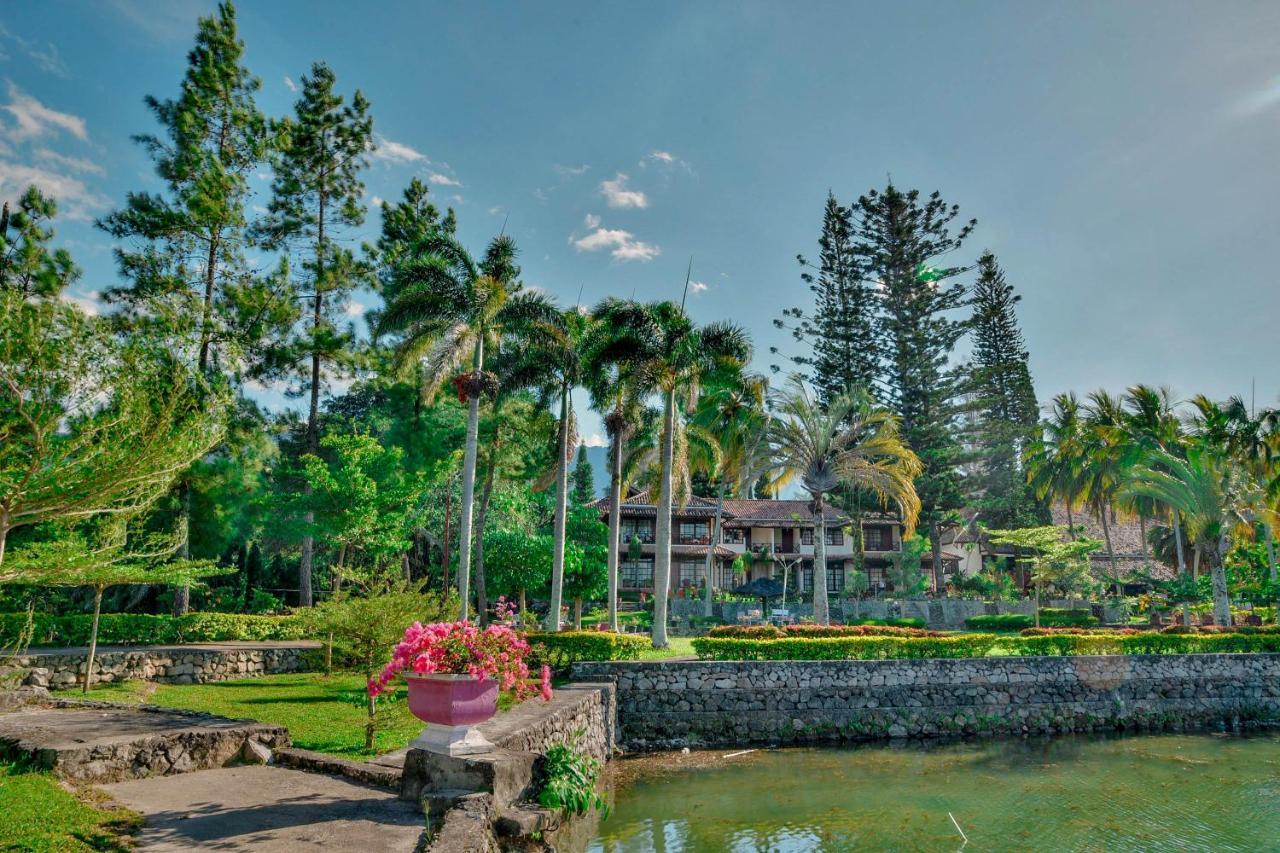 Silintong Hotel Ambarita Exterior photo